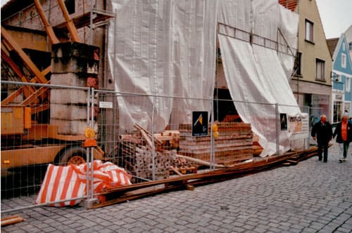 Eingerüstete und mit Planen verhängte Fassade zur Breiten Straße